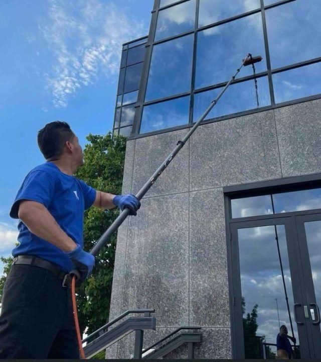 Fassaden- und Glasreinigung im Einsatz
